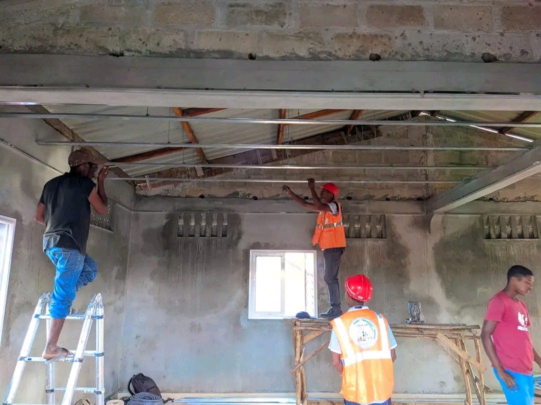 Structure métallique en cours de pose sur chantier