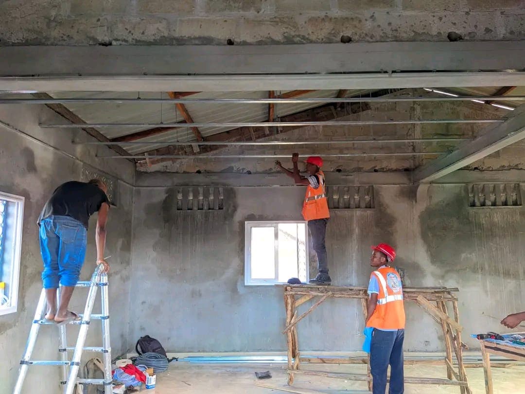 Travaux de mise en place de l'ossature sur un chantier EPEGM