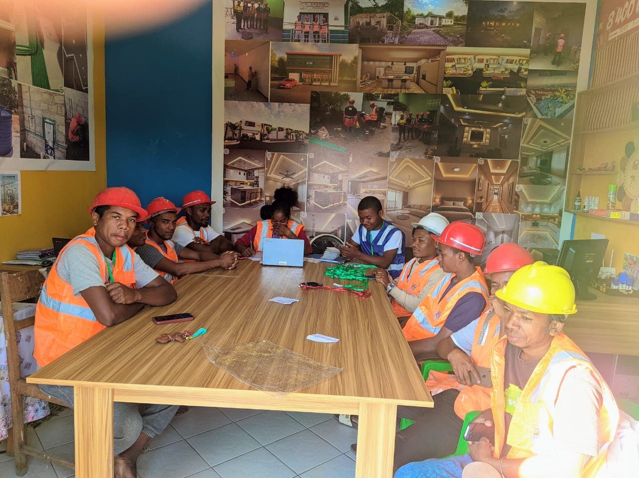 Équipe EPEGM Madagascar en réunion de coordination de chantier