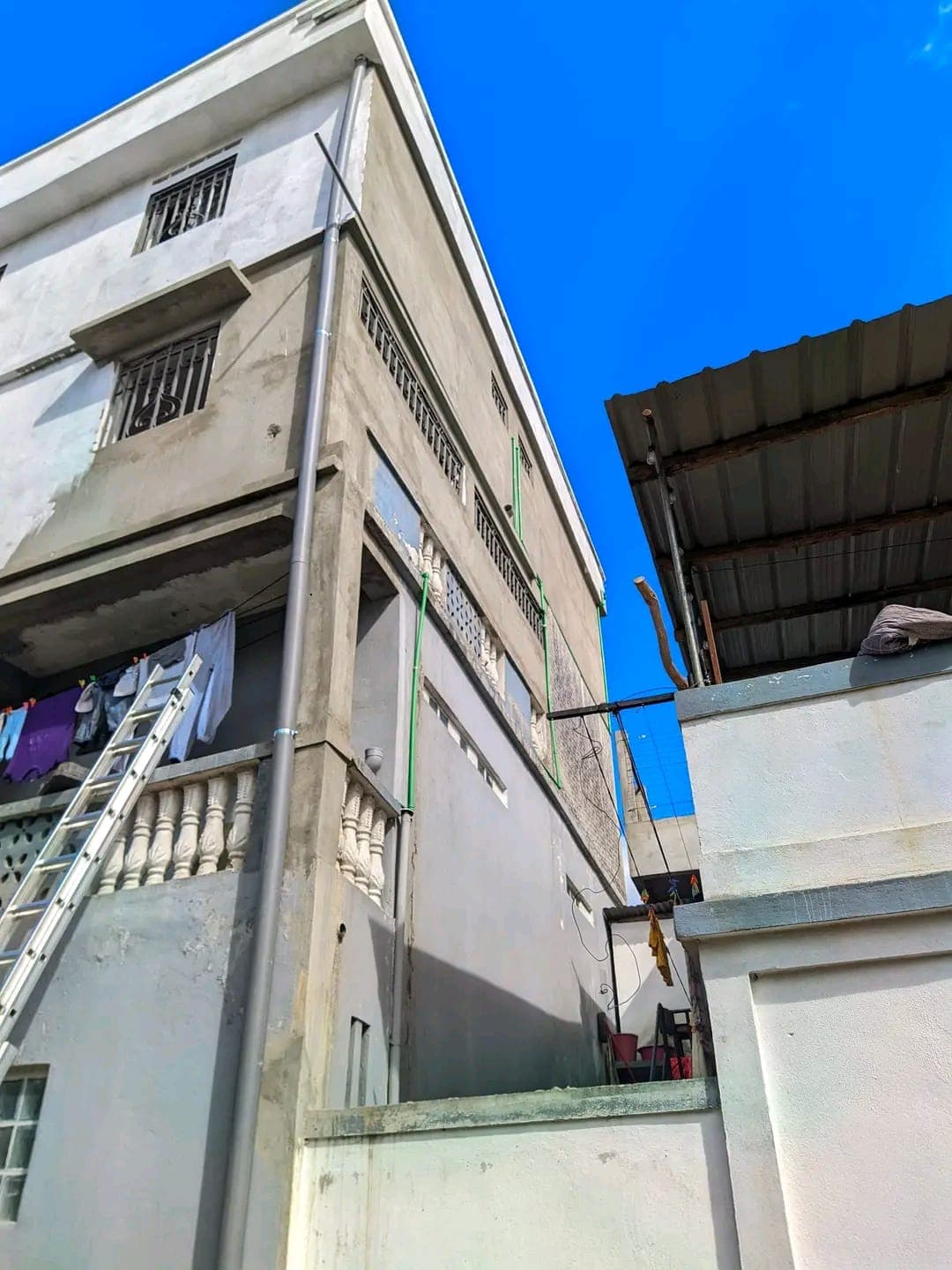 Réseaux de plomberie installés en façade d'un bâtiment