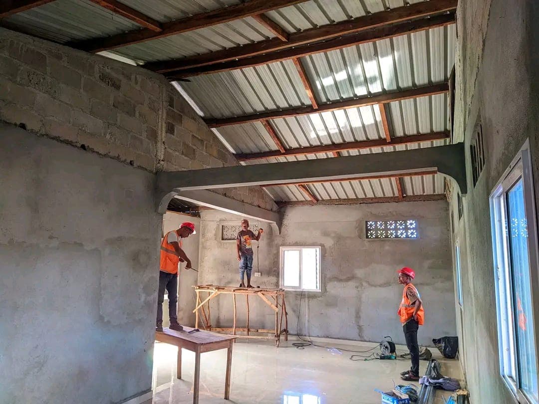 Ossature métallique en préparation pour un faux-plafond